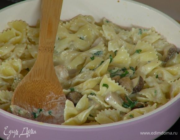 Горячие макароны выложить в сковороду с грибами, перемешать, влить немного воды, в которой бантики варились, и еще раз перемешать.