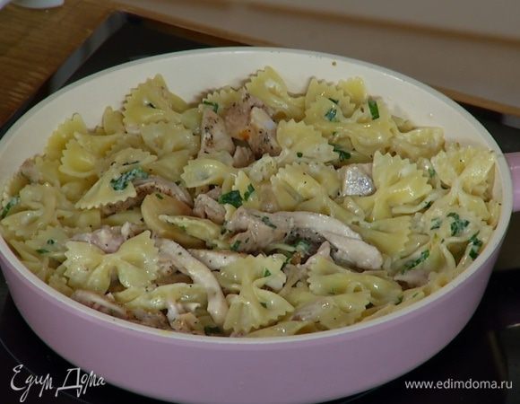 Обжаренную курицу нарезать полосками, добавить в сковороду к макаронам, все перемешать.