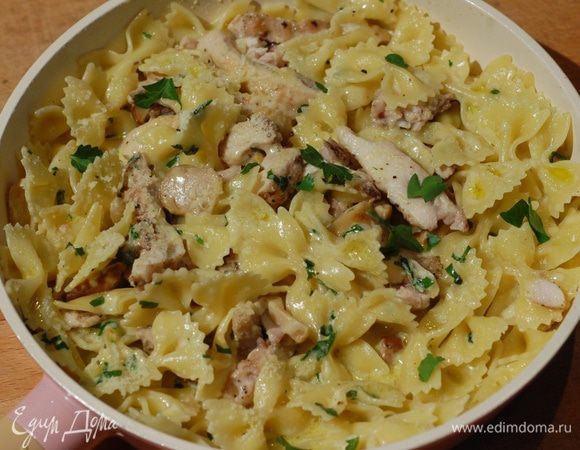 Готовую пасту сбрызнуть оставшимся оливковым маслом Extra Virgin и присыпать натертым сыром.