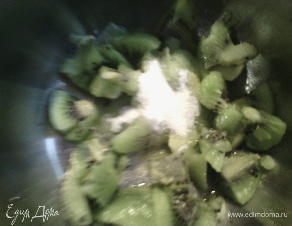 Киви и клубнику мелко нарезать положить в 2 кастрюли, добавить сахар и готовить на медленном огне 10 минут. Агар-агар залить 100 мл воды и дать постоять пару минут, добавить 50 мл в киви и 50 мл в клубнику. Готовить ещё 5 минут. Все пройти в блендере. Если не нравятся семечки киви, протереть через сито, все нужно делать быстро, агар-агар застывает при снижении температуры.