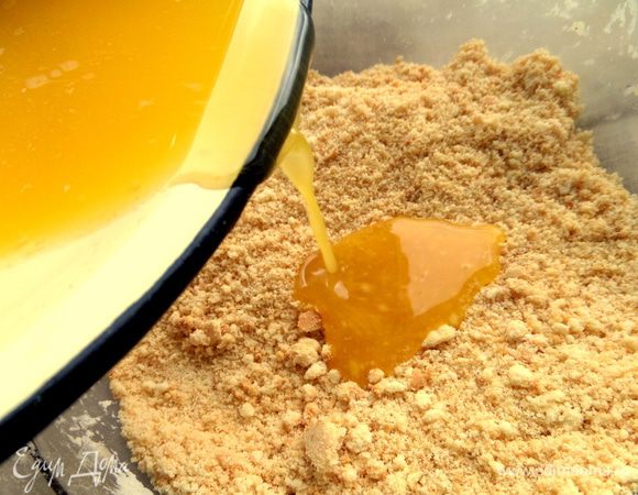 Сливочное масло растопить и влить в крошку.