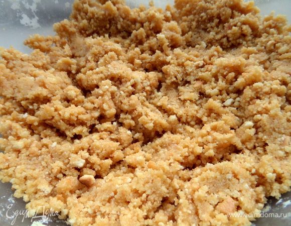 Растереть масло с крошкой в однородный состав.