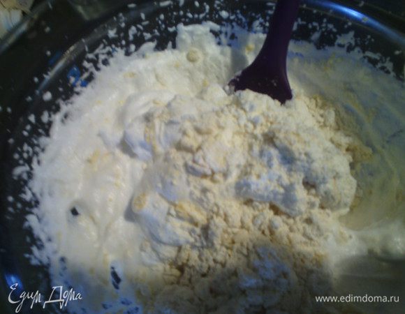 Белки отделить от желтков. Белки взбить до твердых пик с 50 гр сахара. Желтки растереть с 40 гр сахара, все добавить в белки, перемешать, добавить муку, аккуратно перемешать. 