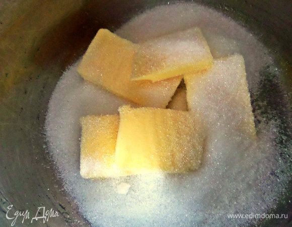 Для крема положить кусочки сливочного масла, ваниль и сахар в кастрюлю с толстым дном. Если делать одни большой тарт, количество крема увеличить вдвое!