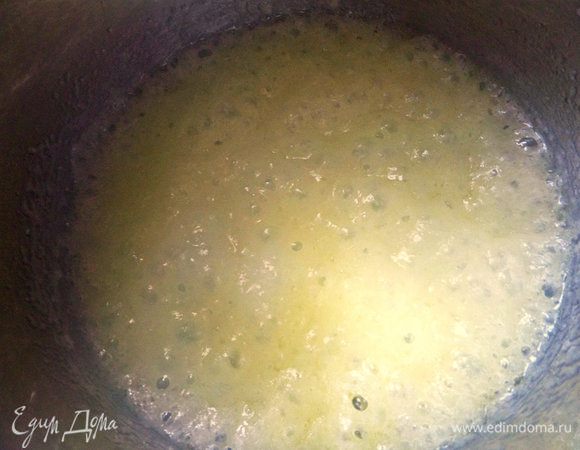 Поставить на маленький огонь, ждать полного растворения сахара.