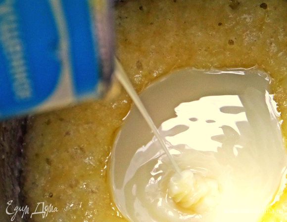 Влить полбанки сгущёнки, постоянно мешать, не снимать с огня.