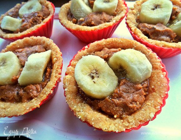 Быстро разложить крем по корзиночкам, воткнуть по 2 дольки банана или положить бананы на дно и залить кремом.