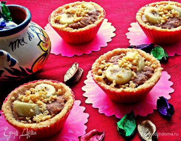 Верх присыпать оставшейся крошкой.