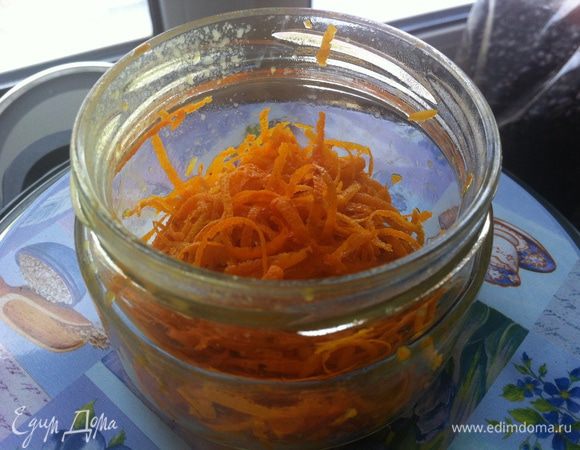 Промываем цитрусы очень хорошо, с мылом и щеткой. Понятно, что это могут быть и апельсины, как в ингредиентах, так и любой цитрус, что есть у Вас в холодильнике. Ошпариваем кипятком, для того, чтобы цедра лучше отделялась. Снимаем цедру, кому чем удобно, у меня специальный нож. 