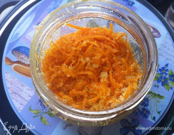 К цедре добавляем сахар из расчета 2:1 - 2 части сахара, одна часть цедры. Закрываем крышкой и храним в холодильнике. Храниться может в таком виде очень долго.