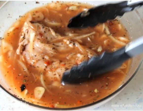 Сделаем маринад для куриных грудок. Смешиваем все специи, мед, винный уксус, 3 зубчика чеснока и заливаем пивом. Пиво лучше взять нефильтрованное. Кладем в маринад куриные грудки и ставим в холодильник на ночь.