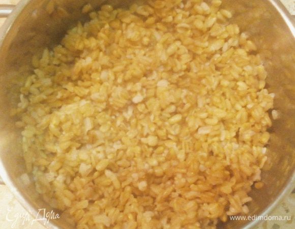 Промыть хорошо овсяную крупу (цельную). Если хотите, замочите, я не замачивала. 
В 1 стакан воды засыпаем крупу, доводим до кипения и варим на медленном огне около 15-20 минут. Или как вы обычно варите.