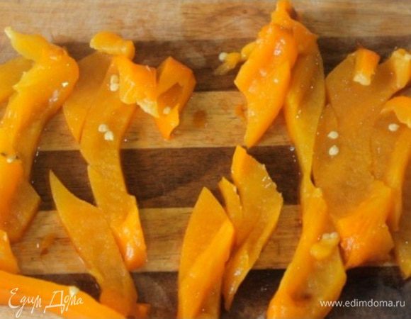 Перец нарезаем произвольными полосками.