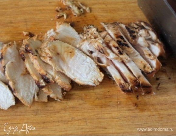 Жарим куриные грудки на растительном масле до готовности и нарезаем пластинками поперек.