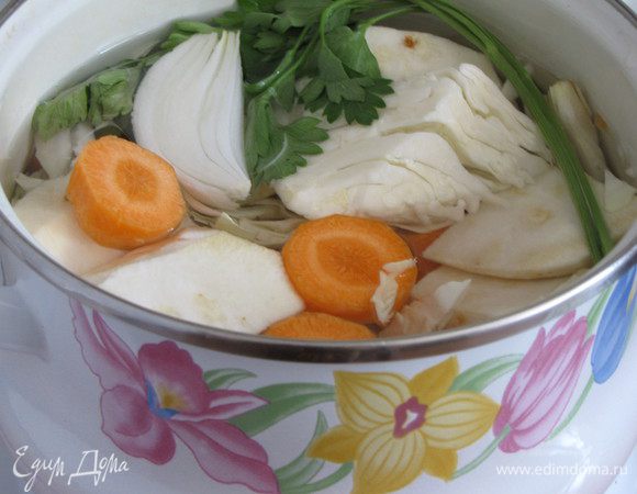 Овощной бульон можно приготовить из любых овощей. Чем их будет больше, тем вкуснее. Я сварила бульон из моркови, корня сельдерея, капусты, репчатого лука и петрушки.