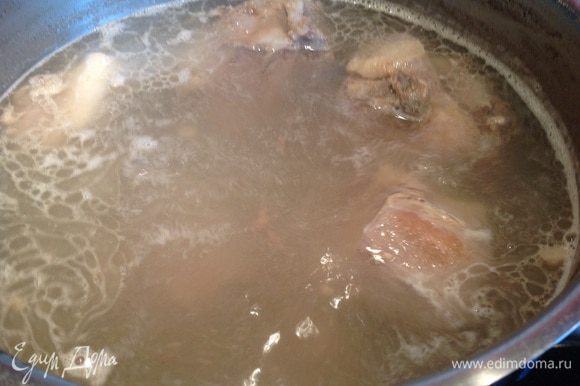 Мясо баранины промойте холодной водой, положите в кастрюлю с водой и варите около 1,5 часов на среднем огне крепкий бульон, регулярно помешивая и снимая пенку.