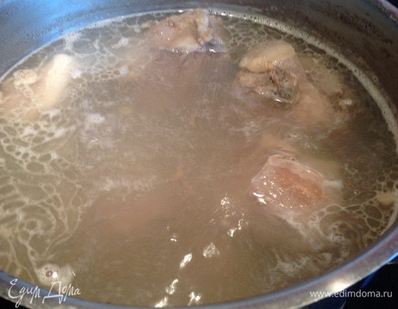 Мясо баранины промойте холодной водой, положите в кастрюлю с водой и варите около 1,5 часов на среднем огне крепкий бульон, регулярно помешивая и снимая пенку.