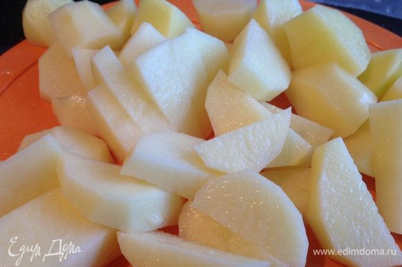 Пока подготовим овощи: почистите картофель и порежьте довольно крупными кусками.