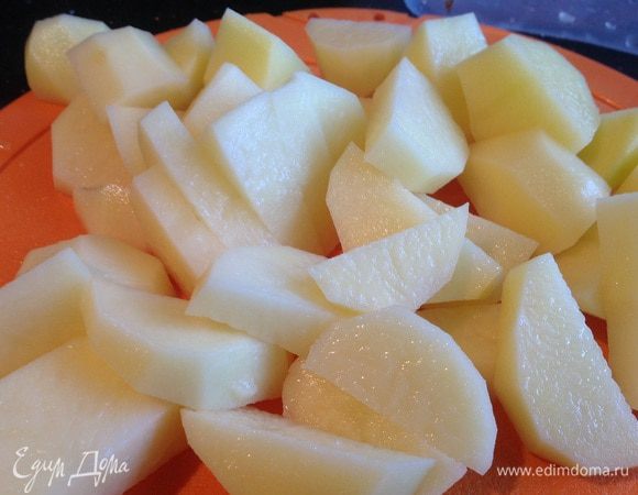 Пока подготовим овощи: почистите картофель и порежьте довольно крупными кусками.