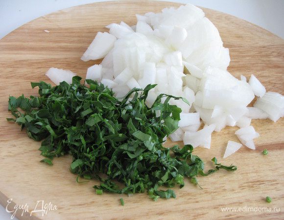 Измельчить лук и петрушку.