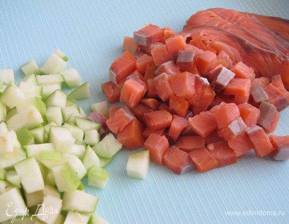 Яблоко и 2/3 лосося нарезать кубиками, оставшуюся треть тонкими ломтиками.