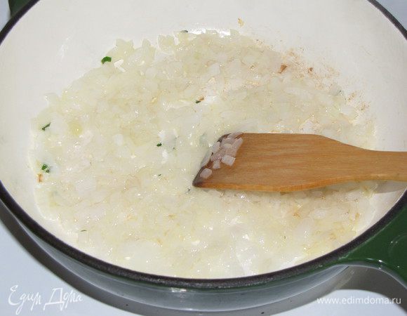 Обжарить в масле лук, помешивая минуты 3.