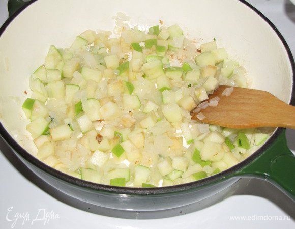 Затем добавить яблоко и жарить еще 1 минуту.