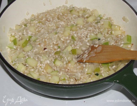 Добавить рис, жарить 1 минуту.