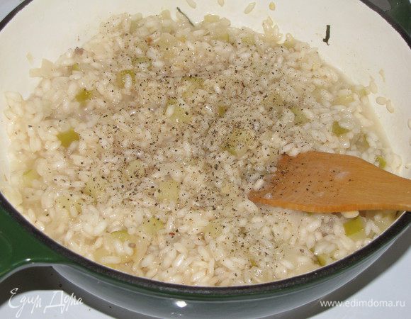 Попробуйте рис. Если он снаружи мягкий, а внутри еще твердый, влейте последний половник бульона посолите и поперчите.