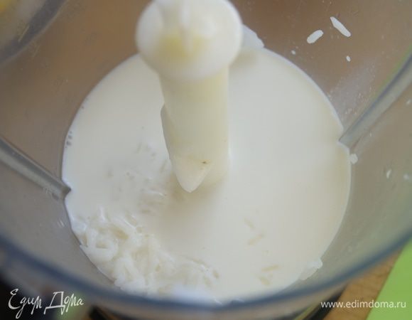 Рис отварить в воде до готовности. Откинуть рис на дуршлаг и дать стечь воде.

Замочить желатин в небольшом количестве холодной воды. В чашу блендера выложить рис, залить молоком, добавить сахар и соль. Взбить в течении 5 минут.
Либо сразу сварить рисовую кашу на молоке с водой и взбить ее в блендере.