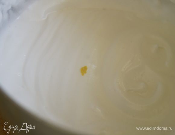 Приготовить итальянскую меренгу. Из сахара и воды сварить сироп температурой 120 градусов, если нет термометра, то можно определить готовность сиропа по крупным пузырям на поверхности.

Пока варится сироп белки нужно взбить в пену, добавить лимонный сок и продолжить взбивать до устойчивой рыхлой пены. Готовый сироп снять с огня и тонкой струйкой влить во взбитые белки, не переставая все время взбивать.