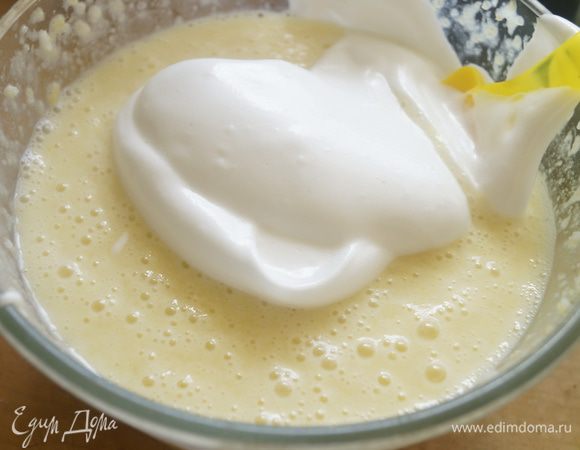 В рисово-молочную массу добавляем итальянскую меренгу небольшими порциями, аккуратно перемешиваем.