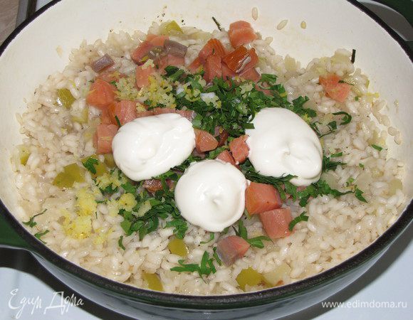 Снять с огня, добавить маскарпоне, кубики лосося, петрушку и лимонную цедру.