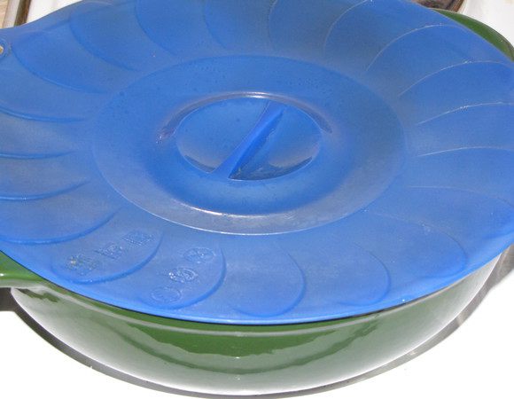 Перемешать, оставить на 5 минут под крышкой.