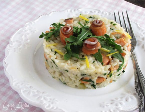 Разложить ризотто по тарелкам, украсить руколой и оставшимися ломтиками лосося. Сбрызнуть лимонным соком и сразу же подавать. Это очень, очень вкусно! Приятного аппетита!