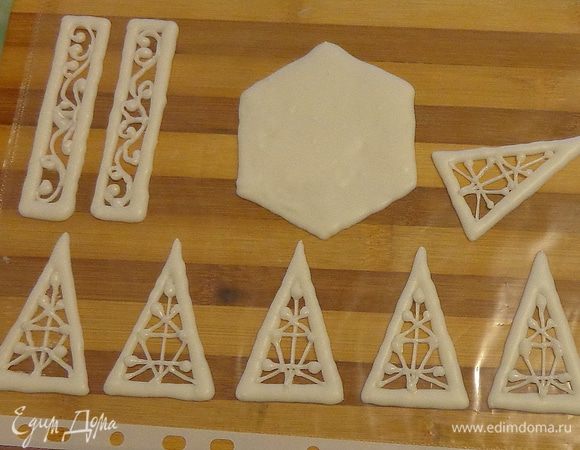 Лучше нарисовать больше деталей, чем надо по плану, потому что айсинг очень хрупкий.
