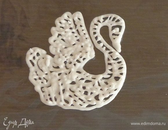 Пока крупные детали застывают, можно заняться мелкими - лебедем,