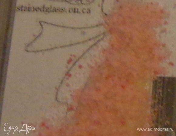 И, конечно же, самой грезящей девушкой! Для нее тоже надо найти подходящий рисунок, разбить его на секторы и подобрать цвета. В этой работе я применила прием, который придумала сама. От разных работ у меня оставался разноцветный айсинг, который выбрасывать было жалко. Я его засушила и растолкла в пудру. Вот эта пудра и послужила мне красками! Принцип такой: нарисовать все детали одного цвета, пока они сырые, посыпать их пудрой и стряхнуть излишки. Затем начинать работать с другим цветом.