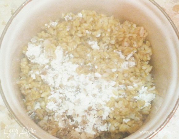 Варим гречкугречку любым удобным вам способом: на плите / в мультиварке / в микроволновке... На воде или молоке - ваш выбор!
Я просто использовала оставшуюся гречку, свареную в микроволновке (на втором стакане воды) 

Гречку, творог и овсянку смешиваем.