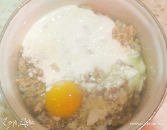 В кашу с творогом разбиваем яйцо, выливаем наш йогурт.