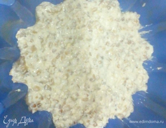 Выкладываем в форму. Если она силиконовая, ничего предварительно с ней не делаем, если нет - посыпаем мукой или сухарями. Слегка разравниваем поверхность.