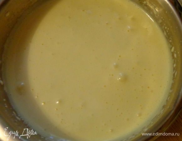 А теперь самое время заняться тортом (как съязвил сын, именно о нем и грезит девушка).
Итак, бисквит: миску разбить 4 яйца, добавить 3 желтка, 250 граммов сахара и 2 чайные ложки ванильного сахара. Поставить на водяную баню и, всё время перемешивая, нагреть до температуры 40 градусов Цельсия. Эту подогретую яично-сахарную смесь взбивать миксером на высокой скорости 10 минут. Затем во взбитую смесь просеять 250 граммов муки. Аккуратно, вручную, перемешать в одном направлении до получения однородного теста.
