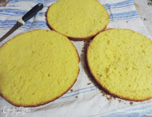 Из указанных ингредиентов печем бисквит по рецепту http://www.edimdoma.ru/retsepty/67407-izumitelnyy-belyy-biskvit.
Обратите внимание, что мы кладем в бисквит 2 яйца и 2 желтка. Технология приготовления абсолютно не меняется.
Форма 18 см.
Остывший бисквит разрезаем на три пласта.