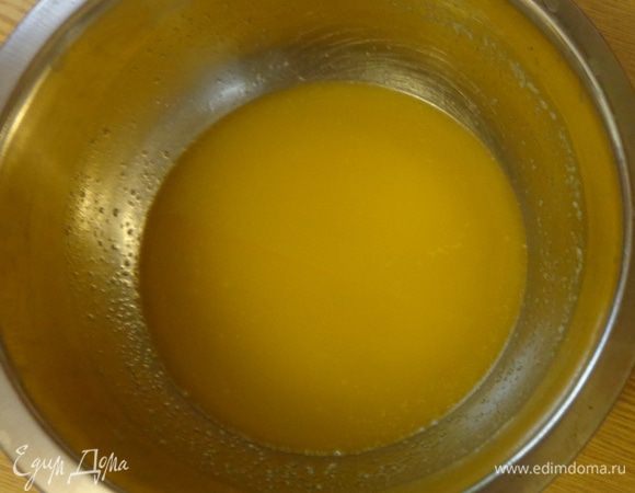 Растопить 80 граммов сливочного масла и добавить его в тесто. Для этого в посуду с растопленным сливочным маслом положить несколько ложек теста, перемешать, возвратить в миску с тестом и ещё раз аккуратно перемешать в одном направлении.