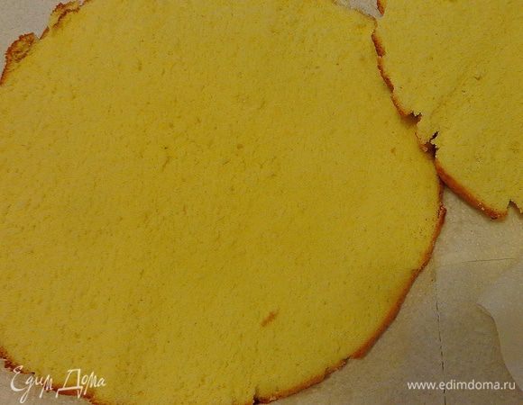 Готовое бисквитное тесто выложить в смазанные и застеленные пергаментом формы 26 см и 13 см. Печь бисквит при температуре 180 градусов Цельсия 30-40 минут. Готовый бисквит вынуть из духовки, дать немного остыть. Выложить на деревянную доску и дать отдохнуть как минимум 7 часов. Т.е. удобно испечь вечером, а утром продолжить работать с ним, разрезав на коржи. Бисквит получается маслянистым, нежным и воздушным.