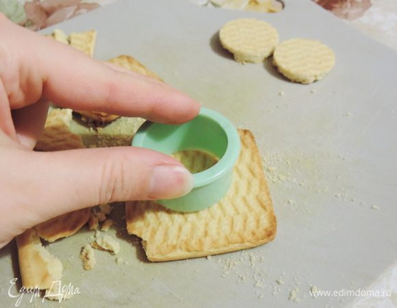 Пока бисквит печется, сделаем для машинки колеса. Если есть возможность, можно просто купить круглые печеньки в шоколаде. Как назло я их не нашла. Пришлось ухитрятся))
Берем обычное печенье (у меня "К кофе. С ароматом топленого молока"), круглой выемкой выдавливаем кружочки.