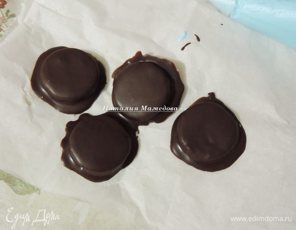 Шоколад растапливаем, добавляем полчайной ложки растительного масла (без запаха!) перемешиваем. Покрываем наши заготовки шоколадом, складываем на пергамент и отправляем в холодильник до востребования.