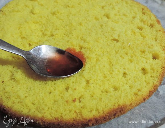 У меня клубника была замороженная с сахаром. Я ее разморозила, сироп слила и использовала для пропитки бисквита. По желанию можно в сироп добавить еще столовую ложку коньяка или ликера.
Равномерно пропитываем все три пласта.