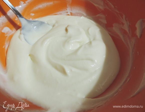 Теперь можно приниматься за начинки.
Для творожного суфле соединяем творог, в идеале мягкий и жирный и сгущенное молоко. Взбиваем до получения однородной гладкой пасты. Осторожно подмешиваем заранее замоченный в молоке и растопленный желатин.