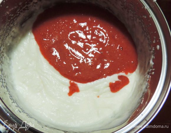 Сметану взбиваем до устойчивых пиков с половиной сахара (40 г).
Клубнику с сахаром и цедрой половинки лимона (не любите ее - не добавляйте) пюрируем погружным блендером.
Соединяем взбитую сметану, клубничное пюре и заранее замоченный в клубничном сиропе и растопленный желатин.